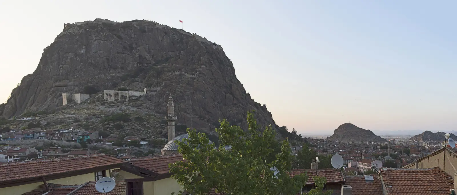 Afyonkarahisar Gezi Rehberi 2026: Gezilecek Yerler, Havalimanı, Ulaşım ve Yemekler