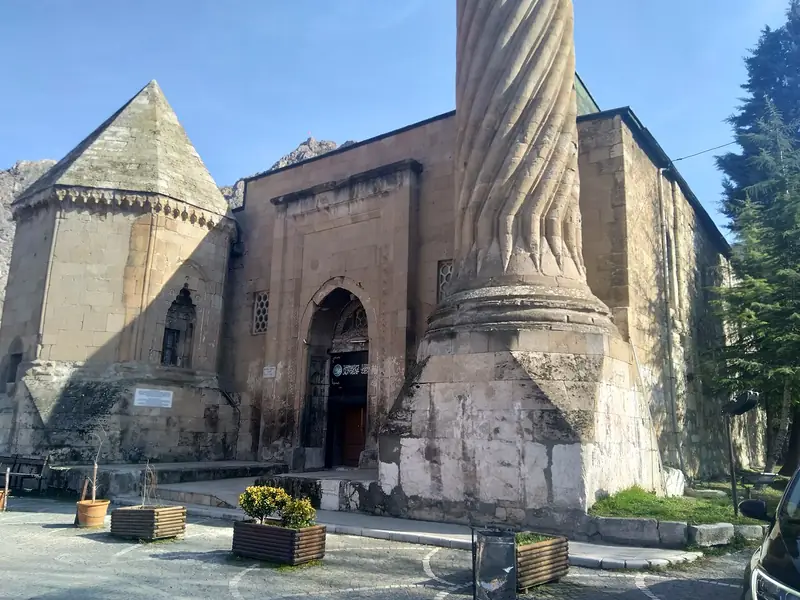 Burmalı Minare Camii ve Cumudar Türbesi