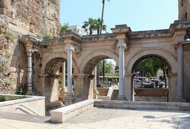 Hadrian Kapısı (Üç Kapılar)