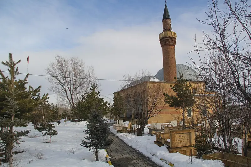 Pulur Ferahşat Bey Camii ve Medresesi (Demirözü)