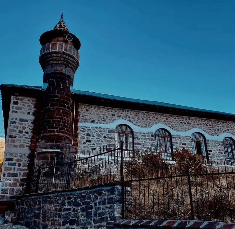 Kiğı Kalesi ve Tarihi Camileri