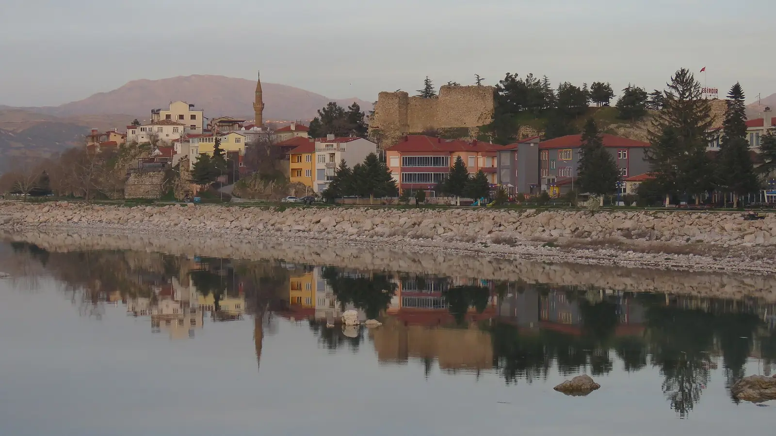 Isparta Gezi Rehberi 2026: Gezilecek Yerler, Havalimanı, Ulaşım ve Yemekler