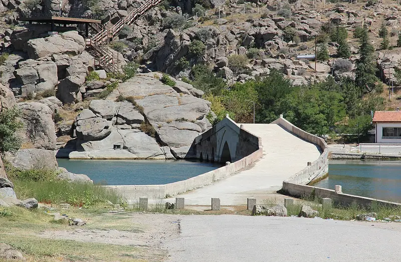 Çeşnigir Köprüsü ve Kanyonu