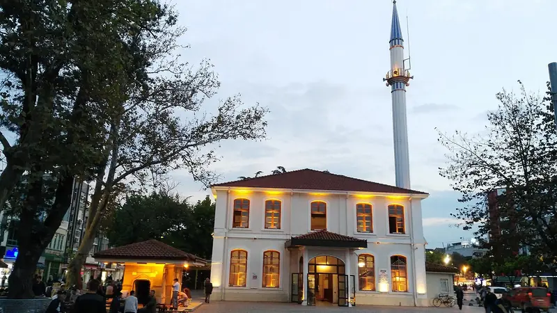 Çark Caddesi, Uzun Çarşı ve Orhan Camii