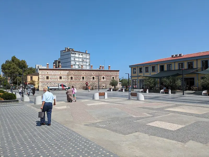Saathane Meydanı, Büyük Cami ve Tarihi Çarşı