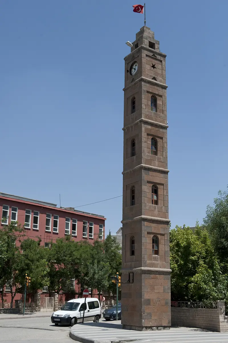 Saat Kulesi ve Bakırcılar Çarşısı