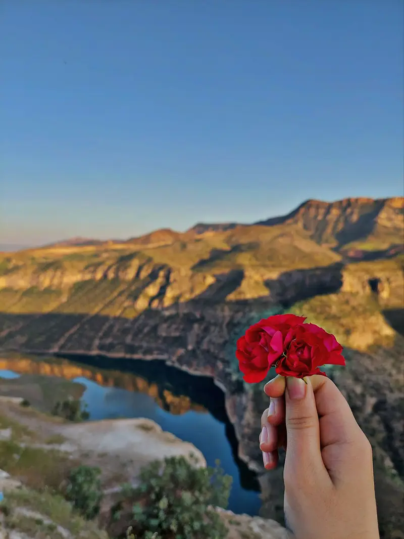 Taşbaşı Mağarası ve Delikli Taş