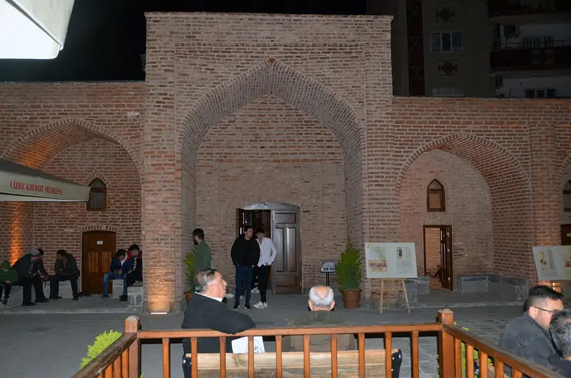 Kırmızı Medrese ve Ahmed el-Cezeri Türbesi